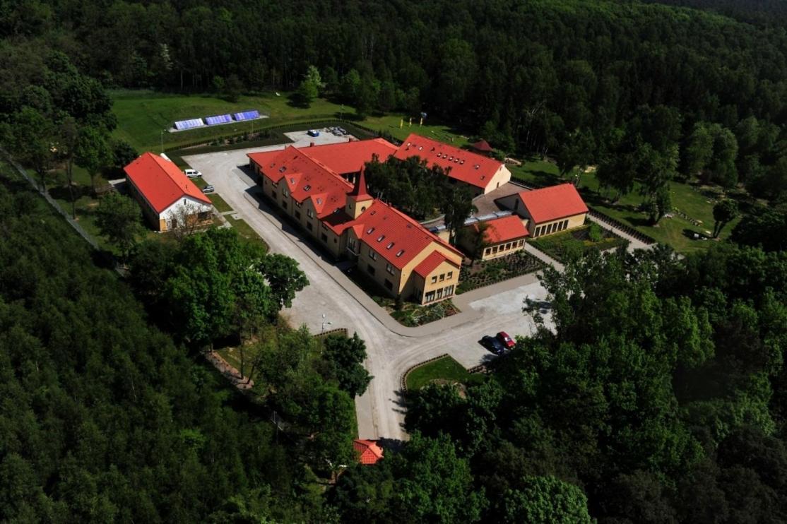 Hotel Uroczysko Porszewice - Osrodek Konferencyjno-Rekolekcyjny Pabianice Exterior foto